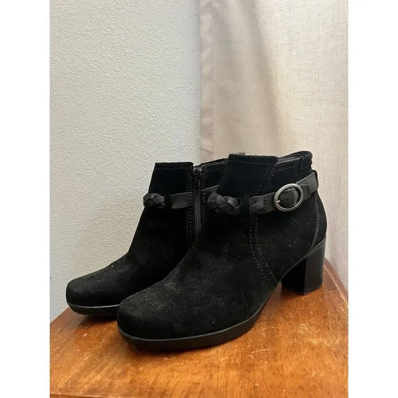 CLARKS‎ BENDABLES Fall Black Suede Ankle Boots Bootie Comfort 7 Boho Buckle Heel - Picture 1 of 9